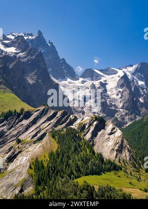 Ecrins-Nationalpark mit La Meije-Gipfel im Sommer. Oisans Massiv, Hautes-Alpes, Französische Alpen, Frankreich Stockfoto