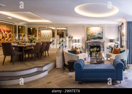 2-stöckiger Ess- und Sitzbereich im modernen Stadthaus, Chelsea, West London, Großbritannien Stockfoto