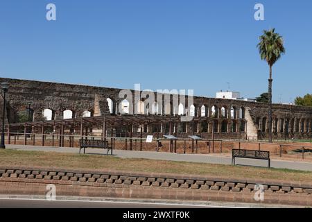 San Lazaro Rabo de Buey Aquädukt befindet sich in der Altstadt von Merida, Spanien Stockfoto