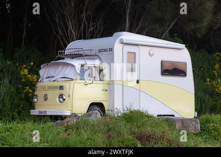 24.03.30-Retro-Wohnmobil, Parken am Manyana Beach, Manyana, NSW, Australien. Stockfoto