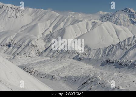 Kudebi, Bidara, Sadzele, Kobi Luftpanorama in den Winterbergen des kaukasus. Luftaufnahme von der Drohne auf das Skigebiet Gudauri im Winter. Kaukasusgebirge in G Stockfoto