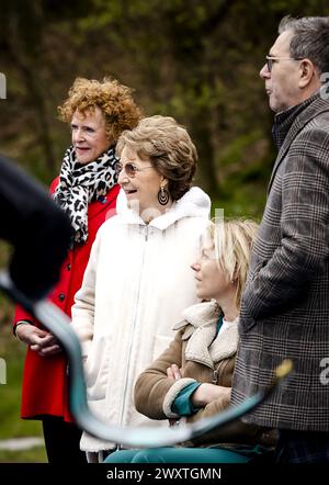 ARNHEM: Prinzessin Margriet und Chefkoch von Mission Esther Vergeer während des Parathletik-Trainings in Papendal. Die paralympischen Athleten von TeamNL bereiten sich auf die Paralympischen Spiele in Paris vor. ANP SEM VAN DER WAL Stockfoto