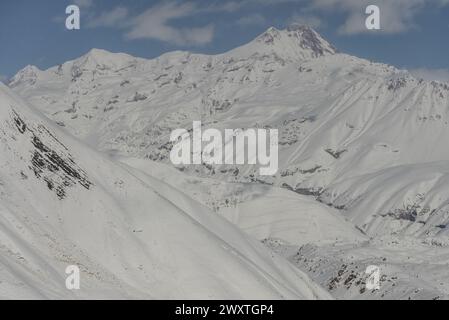 Kudebi, Bidara, Sadzele, Kobi Luftpanorama in den Winterbergen des kaukasus. Luftaufnahme von der Drohne auf das Skigebiet Gudauri im Winter. Kaukasusgebirge in G Stockfoto