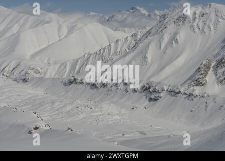 Kudebi, Bidara, Sadzele, Kobi Luftpanorama in den Winterbergen des kaukasus. Luftaufnahme von der Drohne auf das Skigebiet Gudauri im Winter. Kaukasusgebirge in G Stockfoto