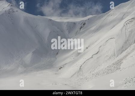 Schneelawine in den Bergen. Kudebi, Bidara, Sadzele, Kobi Luftpanorama in den Winterbergen des kaukasus. Blick von der Drohne auf Gudauri Ski Resort i Stockfoto