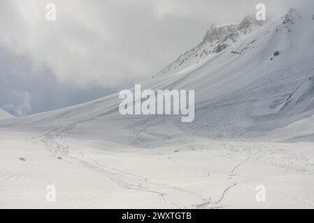 Kudebi, Bidara, Sadzele, Kobi Luftpanorama in den Winterbergen des kaukasus. Luftaufnahme von der Drohne auf das Skigebiet Gudauri im Winter. Kaukasusgebirge in G Stockfoto