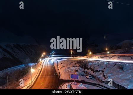 Gudauri Resort, kaukasische Berge in Georgien. Skigebiet Gudauri im Winter. Kaukasusberge in Georgien bei Nacht. Stockfoto