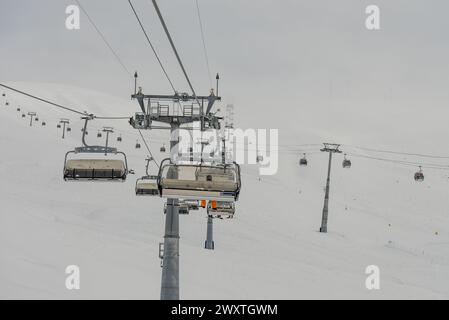 Kudebi, Bidara, Sadzele, Kobi Luftpanorama in den Winterbergen des kaukasus. Luftaufnahme von der Drohne auf das Skigebiet Gudauri im Winter. Kaukasusgebirge in G Stockfoto