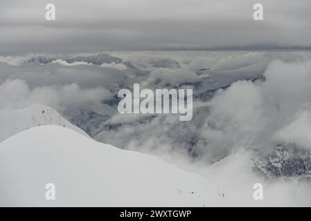 Kudebi, Bidara, Sadzele, Kobi Luftpanorama in den Winterbergen des kaukasus. Luftaufnahme von der Drohne auf das Skigebiet Gudauri im Winter. Kaukasusgebirge in G Stockfoto