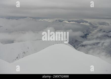 Kudebi, Bidara, Sadzele, Kobi Luftpanorama in den Winterbergen des kaukasus. Luftaufnahme von der Drohne auf das Skigebiet Gudauri im Winter. Kaukasusgebirge in G Stockfoto