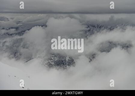 Kudebi, Bidara, Sadzele, Kobi Luftpanorama in den Winterbergen des kaukasus. Luftaufnahme von der Drohne auf das Skigebiet Gudauri im Winter. Kaukasusgebirge in G Stockfoto