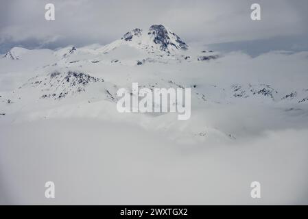 Kudebi, Bidara, Sadzele, Kobi Luftpanorama in den Winterbergen des kaukasus. Luftaufnahme von der Drohne auf das Skigebiet Gudauri im Winter. Kaukasusgebirge in G Stockfoto