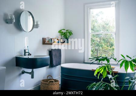 Frisches, modernes Badezimmer in East London Haus, Großbritannien Stockfoto
