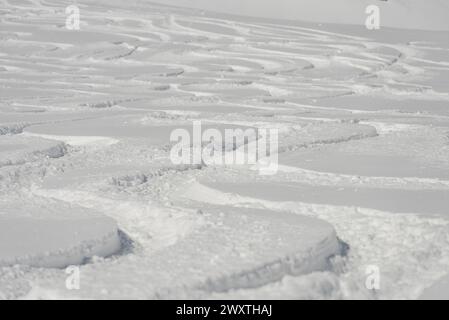 Kudebi, Bidara, Sadzele, Kobi Luftpanorama in den Winterbergen des kaukasus. Luftaufnahme von der Drohne auf das Skigebiet Gudauri im Winter. Kaukasusgebirge in G Stockfoto