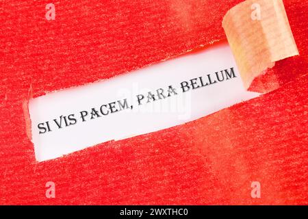 SI Vis pacem, para bellum. Lateinischer Satz bedeutet, wenn du Frieden willst, bereite dich auf den Krieg vor. Auf weißem Hintergrund unter zerrissenem Papier Stockfoto