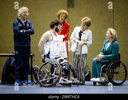 ARNHEM: Prinzessin Margriet und Chefkoch von Mission Esther Vergeer während der Ausbildung von Rollstuhlbasketballmännern in Papendal. Die paralympischen Athleten von TeamNL bereiten sich auf die Paralympischen Spiele in Paris vor. ANP SEM VAN DER WAL Stockfoto