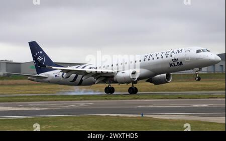 KLM Cityhopper Embraer 190-100STD am internationalen Flughafen Aberdeen Stockfoto