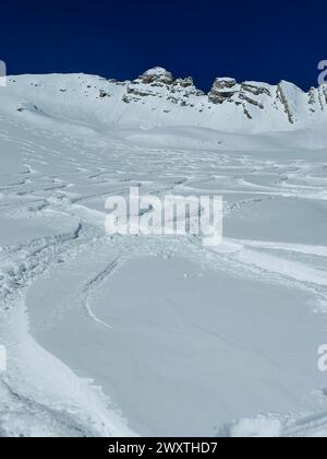 Kudebi, Bidara, Sadzele, Kobi Luftpanorama in den Winterbergen des kaukasus. Luftaufnahme von der Drohne auf das Skigebiet Gudauri im Winter. Kaukasusgebirge in G Stockfoto