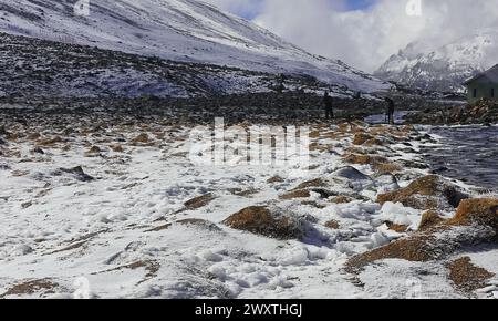Der schneebedeckte Nullpunkt, das wunderschöne Alpental ist ein beliebter Touristenort im Norden von sikkim in indien. Gebirgsfluss lachung Chu, der durch das Tal fließt Stockfoto