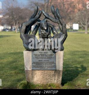 Dżok-Denkmal, Krakau, Polen. Dżok war ein Schwarzer, der ein ganzes Jahr vergeblich am Grunwaldzki-Kreisverkehr in Kraków auf seinen Meister wartete Stockfoto