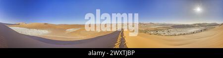 Panoramablick von der Big Daddy Dune in Sussusvlei auf die Salzpfanne von Deathvlei mit umliegenden roten Dünen am Morgen im Sommer Stockfoto