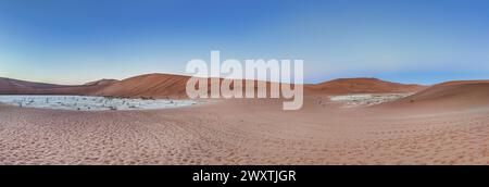 Panoramablick von der Big Daddy Dune in Sussusvlei auf die Salzpfanne von Deathvlei mit umliegenden roten Dünen am Morgen im Sommer Stockfoto