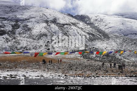 Der schneebedeckte Nullpunkt, das wunderschöne Alpental ist ein beliebter Touristenort im Norden von sikkim in indien. Gebirgsfluss lachung Chu, der durch das Tal fließt Stockfoto