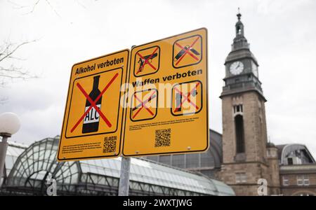 Hamburg, Deutschland. April 2024. Neben einem Waffenverbot auf dem Hachmannplatz vor dem Hauptbahnhof ist ein neues Schild zu sehen, das den Alkoholkonsum verbietet. Seit Dienstag, 02.04.2024, ist der Alkoholkonsum im Bereich des Hamburger Hauptbahnhof verboten. Quelle: Christian Charisius/dpa/Alamy Live News Stockfoto