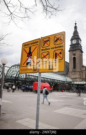 Hamburg, Deutschland. April 2024. Neben einem Waffenverbot auf dem Hachmannplatz vor dem Hauptbahnhof ist ein neues Schild zu sehen, das den Alkoholkonsum verbietet. Seit Dienstag, 02.04.2024, ist der Alkoholkonsum im Bereich des Hamburger Hauptbahnhof verboten. Quelle: Christian Charisius/dpa/Alamy Live News Stockfoto