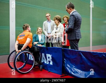 ARNHEM - SEM Roelofs, Prinzessin Margriet und Chefkoch Esther Vergeer während des Para-Tischtennistrainings in Papendal. Die paralympischen Athleten von TeamNL bereiten sich auf die Paralympischen Spiele in Paris vor. ANP SEM VAN DER WAL Stockfoto