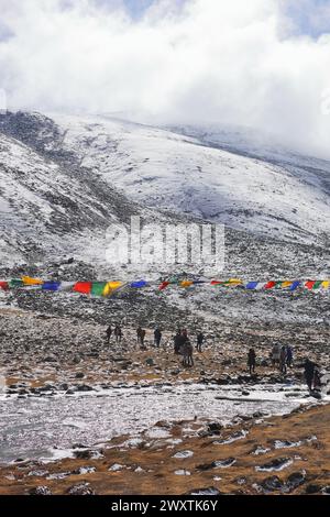 Der schneebedeckte Nullpunkt, das wunderschöne Alpental ist ein beliebter Touristenort im Norden von sikkim in indien. Gebirgsfluss lachung Chu, der durch das Tal fließt Stockfoto