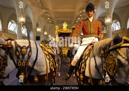 Der Gold State Coach, der von der britischen Royal Family genutzt wurde, wurde in den Royal Mews gelagert Stockfoto