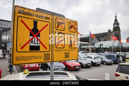 Hamburg, Deutschland. April 2024. Ein neues Schild, das den Konsum von Alkohol verbietet, neben einem Schild, das Waffen verbietet, ist außerhalb des Hauptbahnhofs zu sehen. Seit Dienstag, 02.04.2024, ist der Alkoholkonsum im Bereich des Hamburger Hauptbahnhof verboten. Quelle: Christian Charisius/dpa/Alamy Live News Stockfoto