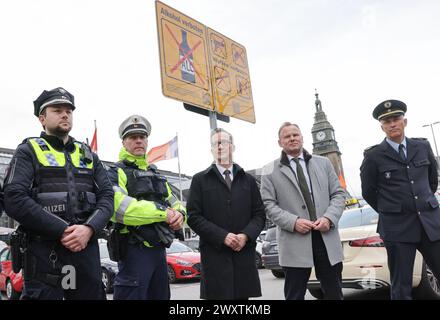 Hamburg, Deutschland. April 2024. Falk Schnabel (Mitte), Polizeichef Hamburg, Andy Grote (SPD, 2. V. R.), Senator des Ministeriums für Inneres und Sport in Hamburg, Michael Schuol (rechts), Bundespolizeidirektion Hannover, und zwei Polizisten der Staats- und Bundespolizei stehen vor einem neuen Schild, das den Konsum von Alkohol verbietet, neben einem Schild, das Waffen verbietet, vor dem Hauptbahnhof. Seit Dienstag, 02.04.2024, ist der Alkoholkonsum im Bereich des Hamburger Hauptbahnhof verboten. Quelle: Christian Charisius/dpa/Alamy Live News Stockfoto