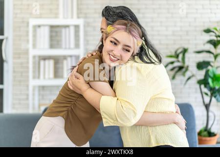 Mutter und Tochter umarmen und umarmen sich gegenseitig Stockfoto