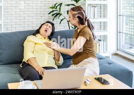 Die Tochter, die ihrer Mutter hilft, die sich nicht gut fühlt Stockfoto