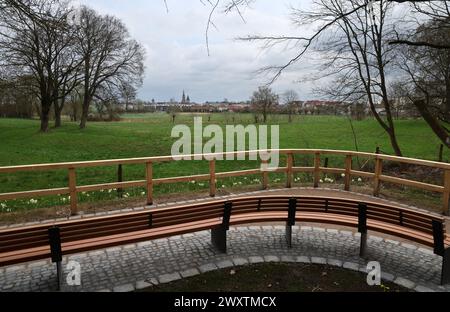 Greifswald, Deutschland. April 2024. Der neue Aussichtspunkt „Wiesen bei Greifswald“ ist der Bahnhof Nr. 6 auf dem Bildweg Caspar David Friedrich. Hier zeichnete Caspar David Friedrich 1806 die „Kuhweide“, die Grundlage für die späteren Gemälde „Greifswald bei Mondlicht“ (1817) und „Wiesen bei Greifswald“ (1821/22). Die Hansestadt Greifswald feiert ihren berühmten Sohn Caspar David Friedrich mit einem Jahr der Feierlichkeiten zum 250. Geburtstag des romantischen Malers, der am 5. September 1774 in Greifswald geboren wurde. Quelle: Bernd Wüstneck/dpa/ZB/dpa/Alamy Live News Stockfoto