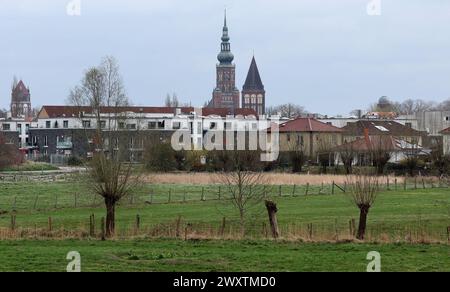 02. April 2024, Mecklenburg-Vorpommern, Greifswald: Blick auf Greifswald vom neuen Aussichtspunkt „Wiesen bei Greifswald“, Station Nr. 6 des Bildweges Caspar David Friedrich. Hier zeichnete Caspar David Friedrich 1806 die „Kuhweide“, die Grundlage für die späteren Gemälde „Greifswald bei Mondlicht“ (1817) und „Wiesen bei Greifswald“ (1821/22). Die Hansestadt Greifswald feiert ihren berühmten Sohn Caspar David Friedrich mit einem Jahr der Feierlichkeiten zum 250. Geburtstag des romantischen Malers, der am 5. September 1774 in Greifswald geboren wurde. Foto: Bernd Wüs Stockfoto