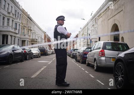 Die Szene in der Comeragh Road, West Kensington, West London, nachdem ein Mann am Ostermontag erschossen wurde. Beamte reagierten auf eine gemeldete Störung in einer Wohnadresse um 22:17 Uhr am Montagabend. Sanitäter behandelten einen 21-jährigen Mann wegen einer Schusswunde, aber er starb am Tatort kurz vor 23 Uhr. Bilddatum: Dienstag, 2. April 2024. Stockfoto