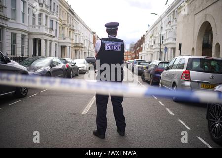 Die Szene in der Comeragh Road, West Kensington, West London, nachdem ein Mann am Ostermontag erschossen wurde. Beamte reagierten auf eine gemeldete Störung in einer Wohnadresse um 22:17 Uhr am Montagabend. Sanitäter behandelten einen 21-jährigen Mann wegen einer Schusswunde, aber er starb am Tatort kurz vor 23 Uhr. Bilddatum: Dienstag, 2. April 2024. Stockfoto