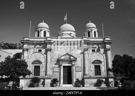 Fassade einer historischen orthodoxen Kirche im historischen Kloster von Agia Triada auf der Insel Kreta, Griechenland, monochrom Stockfoto