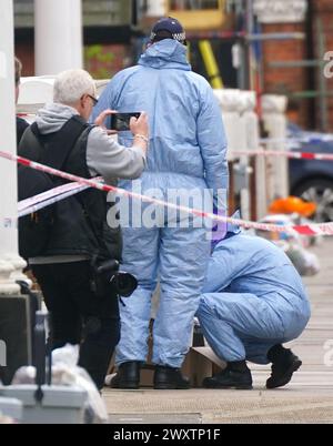 Gerichtsmediziner am Tatort in der Comeragh Road, West Kensington, West London, nachdem ein Mann am Ostermontag erschossen wurde. Beamte reagierten auf eine gemeldete Störung in einer Wohnadresse um 22:17 Uhr am Montagabend. Sanitäter behandelten einen 21-jährigen Mann wegen einer Schusswunde, aber er starb am Tatort kurz vor 23 Uhr. Bilddatum: Dienstag, 2. April 2024. Stockfoto