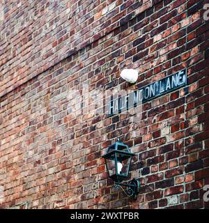 Half Moon Lane Straßenschild an der alten Backsteinmauer in Tynemouth, North Tyneside Stockfoto