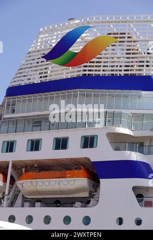 Trichter und Rettungsboot auf Pont Aven, Bretagne Ferries, Fähre in Santander, Hafenstadt in Kantabrien, Nordspanien Stockfoto