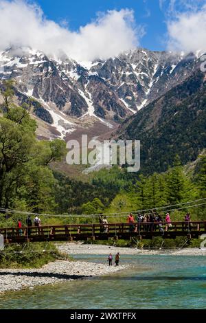 KAMIKOCHI, JAPAN - 24. MAI 2023: Massen von Wanderern und Touristen auf der Kappa-Brücke über den Fluss Azusa im wunderschönen Kamikochi-Tal in Nagano Pre Stockfoto