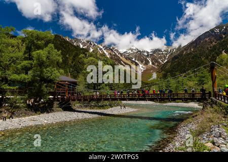 KAMIKOCHI, JAPAN - 24. MAI 2023: Massen von Wanderern und Touristen auf der Kappa-Brücke über den Fluss Azusa im wunderschönen Kamikochi-Tal in Nagano Pre Stockfoto