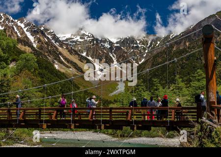 KAMIKOCHI, JAPAN - 24. MAI 2023: Massen von Wanderern und Touristen auf der Kappa-Brücke über den Fluss Azusa im wunderschönen Kamikochi-Tal in Nagano Pre Stockfoto