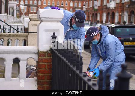 Gerichtsmediziner am Tatort in der Comeragh Road, West Kensington, West London, nachdem ein Mann am Ostermontag erschossen wurde. Beamte reagierten auf eine gemeldete Störung in einer Wohnadresse um 22:17 Uhr am Montagabend. Sanitäter behandelten einen 21-jährigen Mann wegen einer Schusswunde, aber er starb am Tatort kurz vor 23 Uhr. Bilddatum: Dienstag, 2. April 2024. Stockfoto