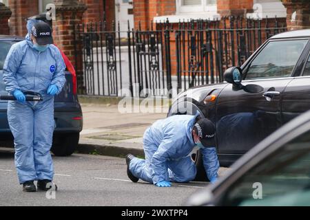 Gerichtsmediziner am Tatort in der Comeragh Road, West Kensington, West London, nachdem ein Mann am Ostermontag erschossen wurde. Beamte reagierten auf eine gemeldete Störung in einer Wohnadresse um 22:17 Uhr am Montagabend. Sanitäter behandelten einen 21-jährigen Mann wegen einer Schusswunde, aber er starb am Tatort kurz vor 23 Uhr. Bilddatum: Dienstag, 2. April 2024. Stockfoto