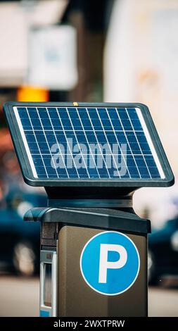 Stockholm, Schweden. Parkmaschine mit EINER Solarbatterie zum Aufladen von Solar Energy Light ausgestattet. Elektronische Zahlung, die eine Genehmigung erteilt Stockfoto
